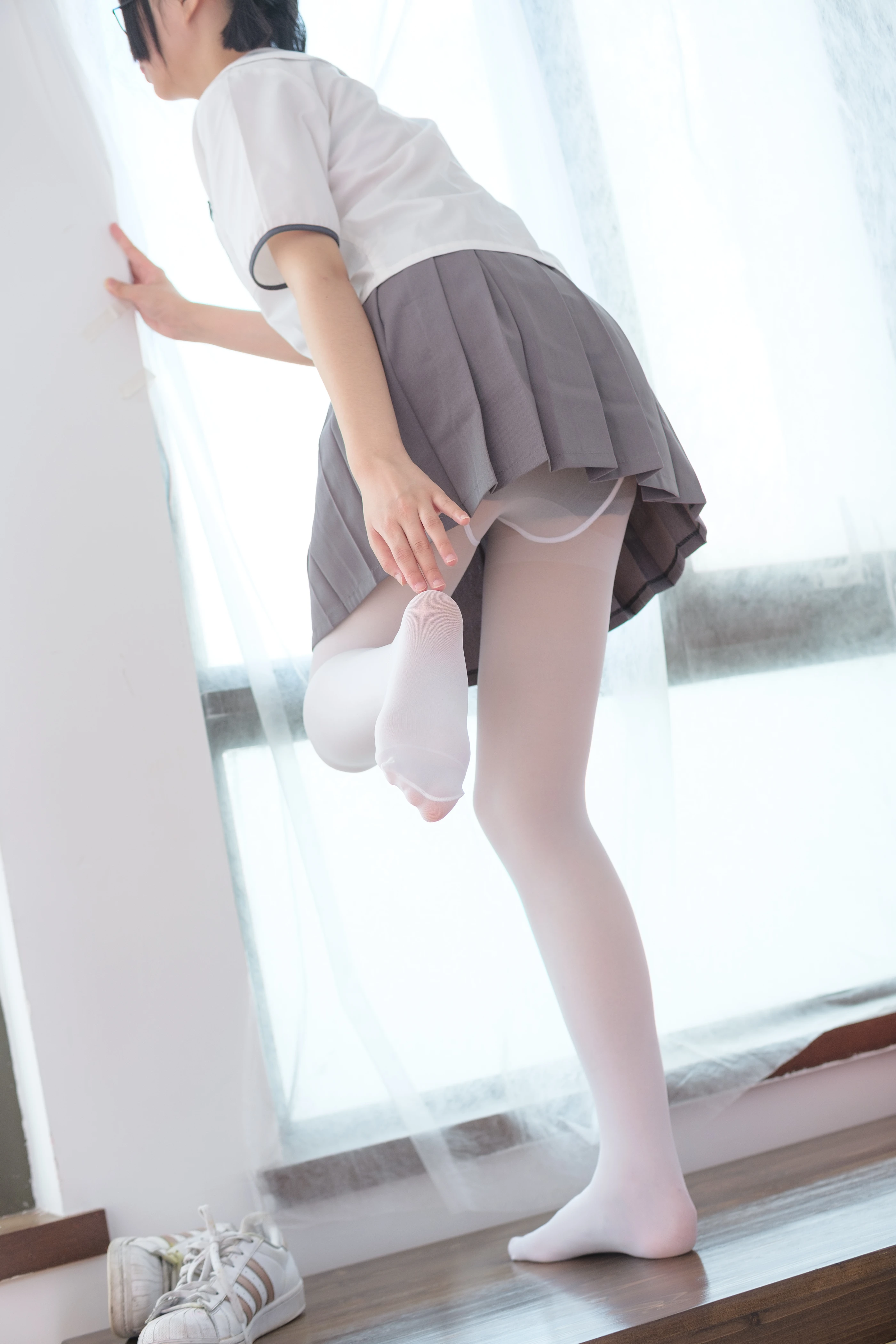 森萝财团 [BETA-026] 红色校服肉丝美足少女 [78P]插图1